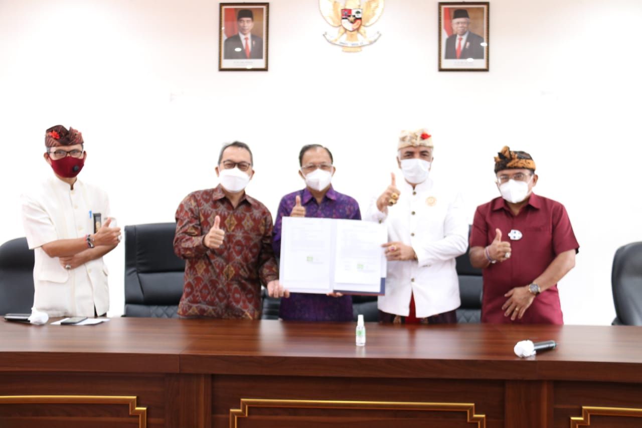 podiumnews.com-Gubernur Koster Cek Kelengkapan Furnitur Bantuan BI untuk Gedung MDA Bali